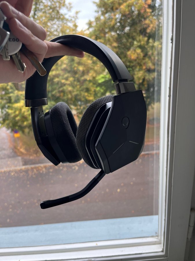 Alien headset