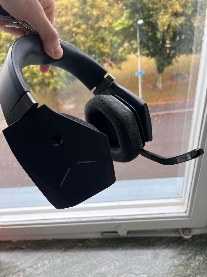 Alien headset