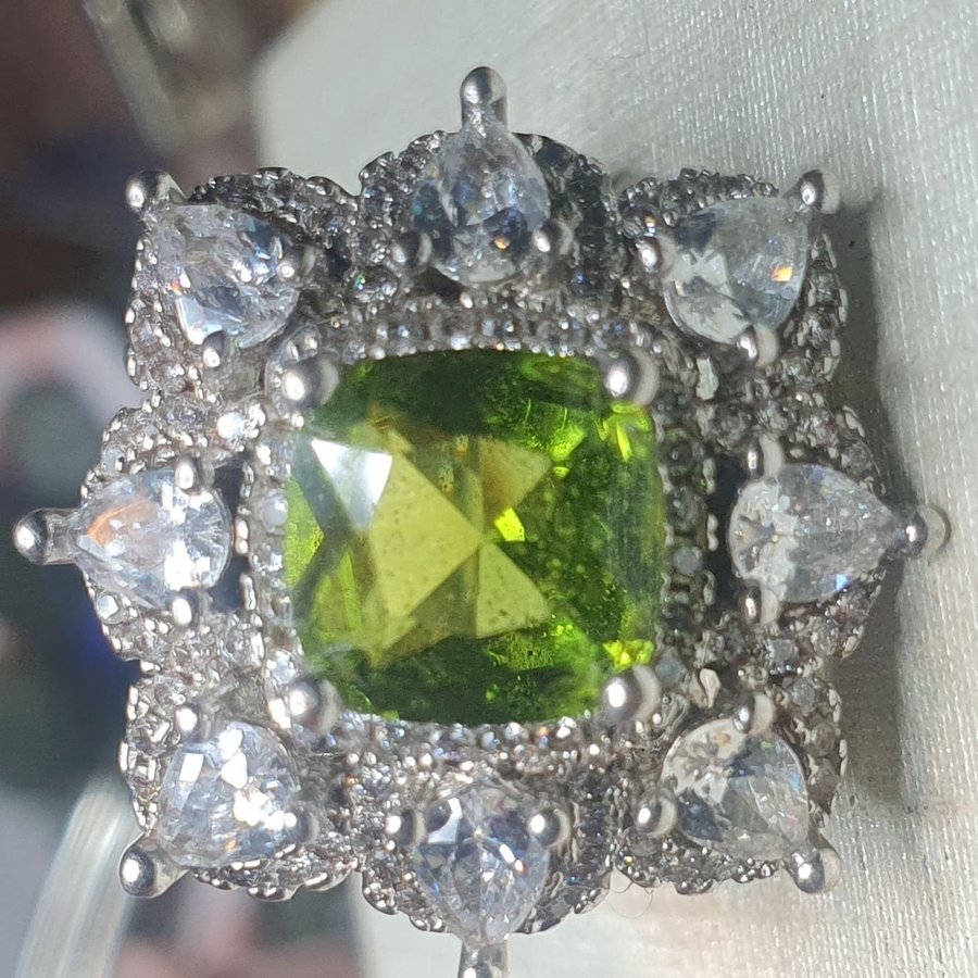 Äkta silver sterling ring med grön ädelsten peridot