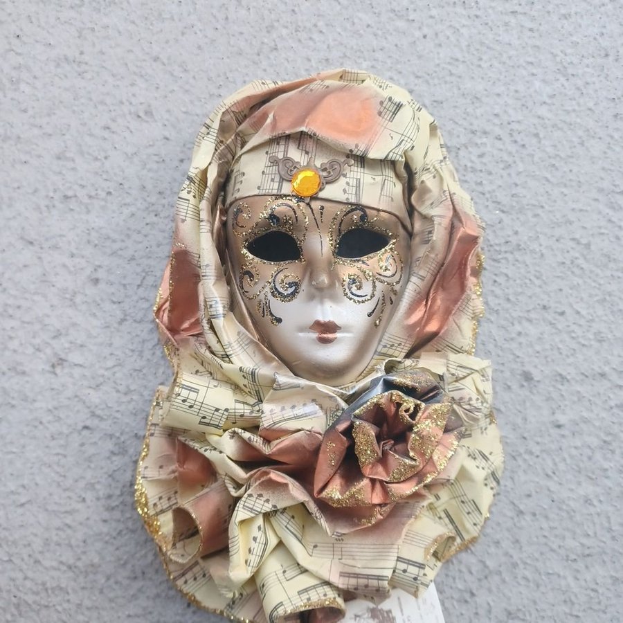 Vacker vägghängda Mask