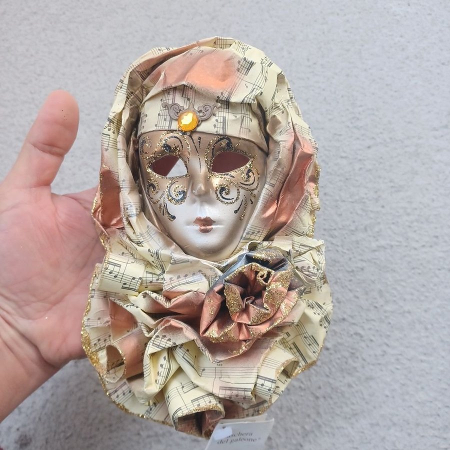 Vacker vägghängda Mask