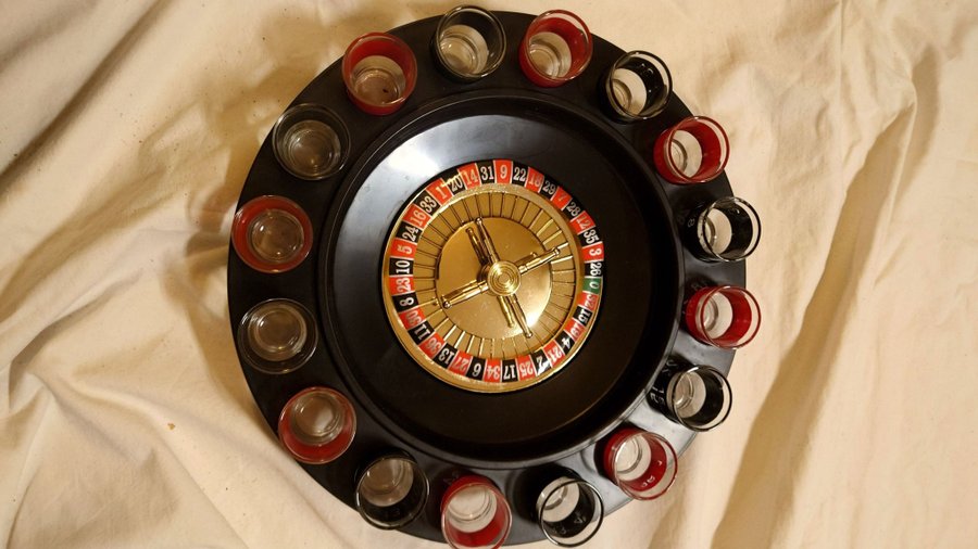 Roulette shot spel med 16 shotglas