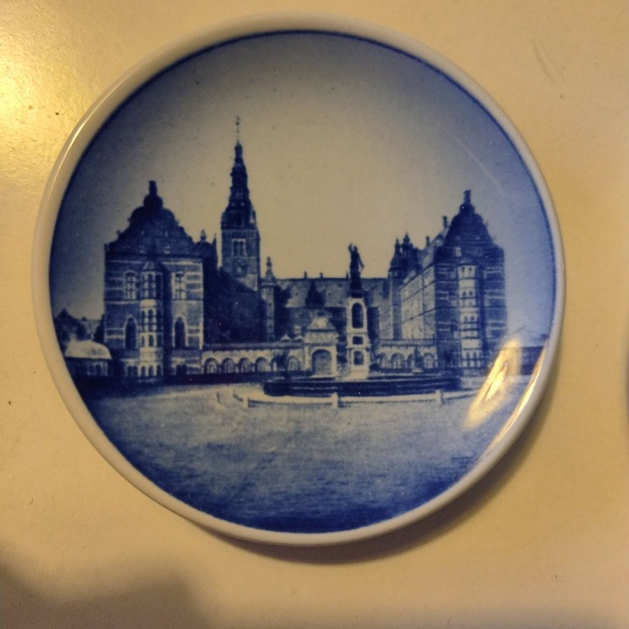 Royal Copenhagen. Små Tallrikar diameter 8 och 9,5 cm.