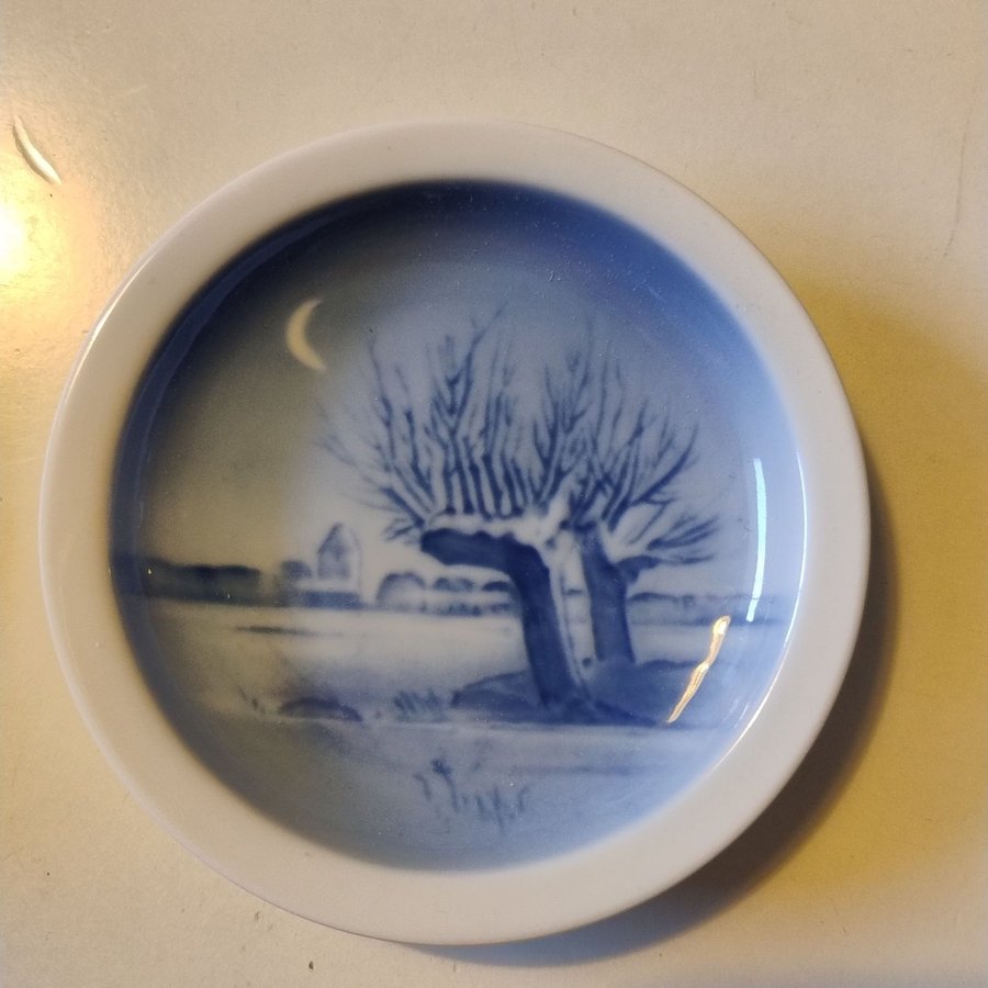 Royal Copenhagen. Små Tallrikar diameter 8 och 9,5 cm.