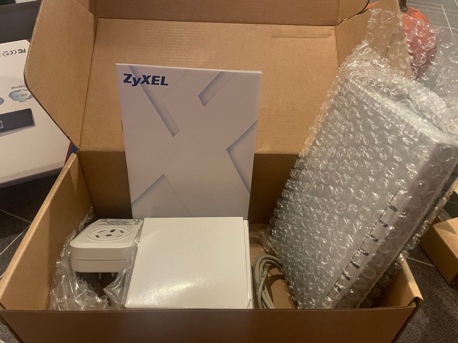 Zyxel P-660H Triple Play ADSL2+ Modem