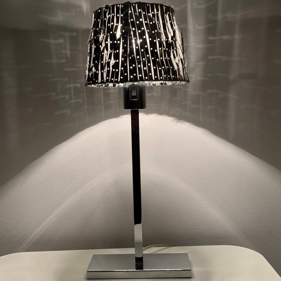 Snygg Bordslampa i Krom med Unik Design AK Lampskärm