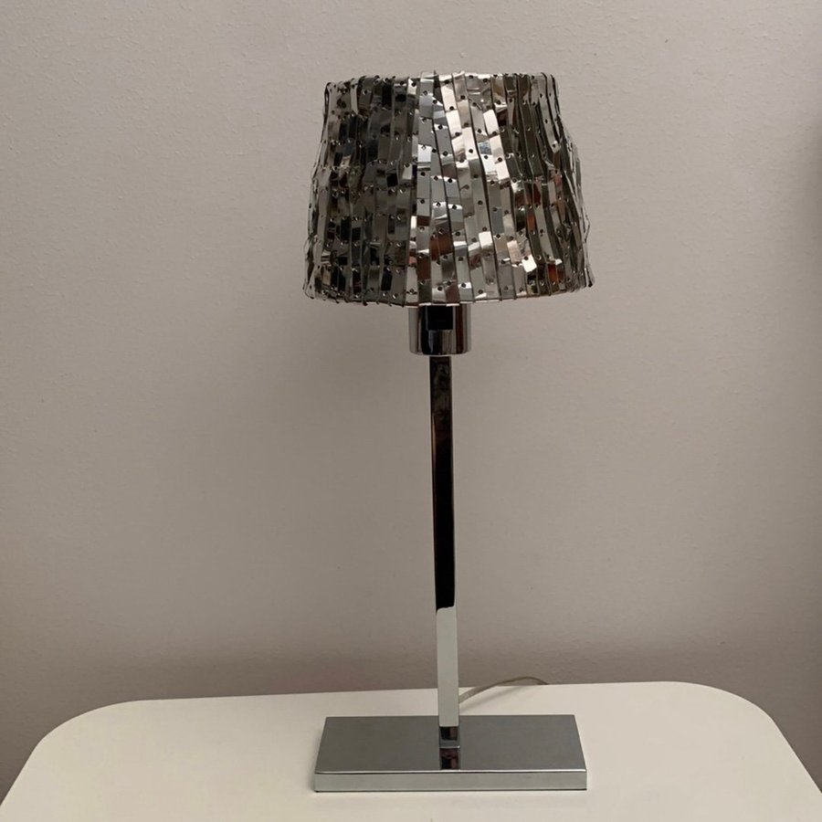 Snygg Bordslampa i Krom med Unik Design AK Lampskärm