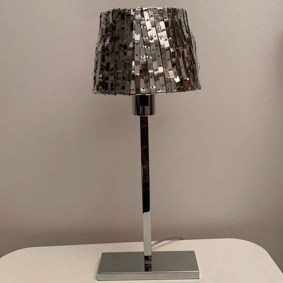 Snygg Bordslampa i Krom med Unik Design AK Lampskärm