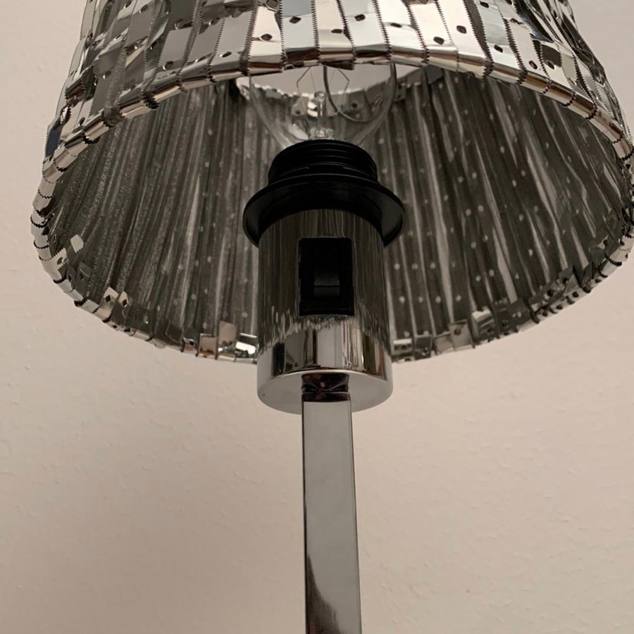 Snygg Bordslampa i Krom med Unik Design AK Lampskärm