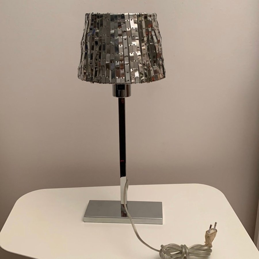 Snygg Bordslampa i Krom med Unik Design AK Lampskärm