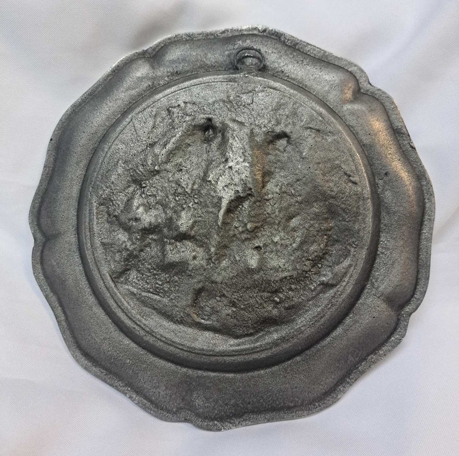 Vintage Dekorativ tennplatta Figurer från medeltiden Decorative pewter plate