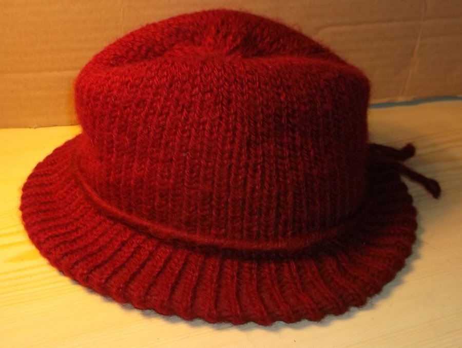 Dam hatt Vinröd stickad 1970-tal Vintage Retro Damhatt Made in Italy