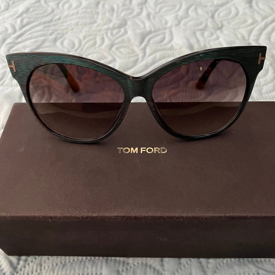 Tom Ford Cat Eye Solglasögon i Grönt och Rött