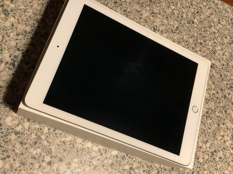 iPad (6th generation) Wi-Fi 32 GB, 11'