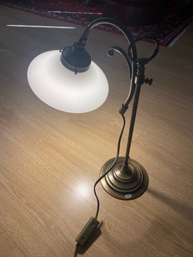 Snygg bordslampa i mässing