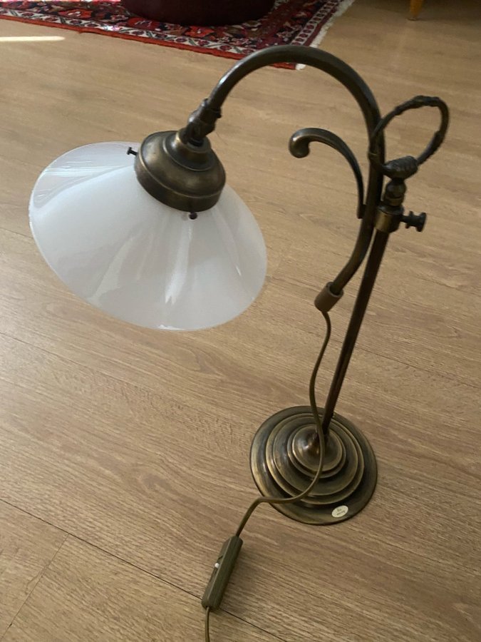 Snygg bordslampa i mässing