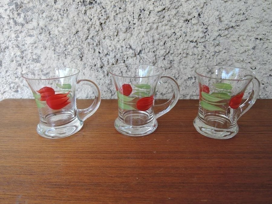 3 stycken snapsglas tulpan blommor tulpaner