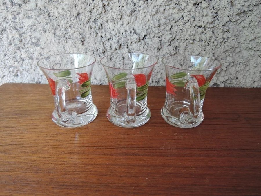 3 stycken snapsglas tulpan blommor tulpaner