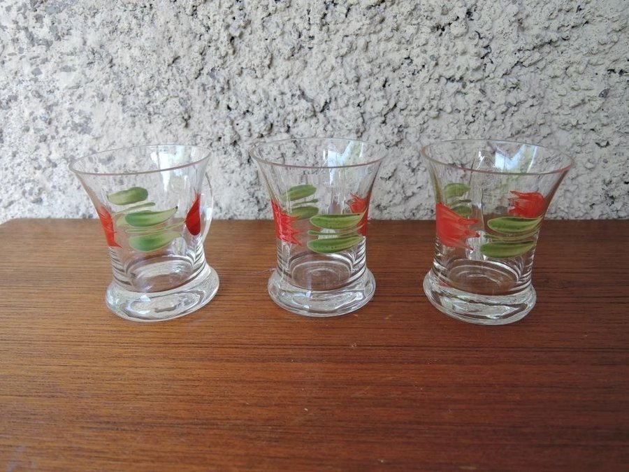 3 stycken snapsglas tulpan blommor tulpaner