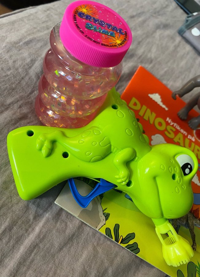 Leksakspack med dinosaurietema och glitter slime + gorilla