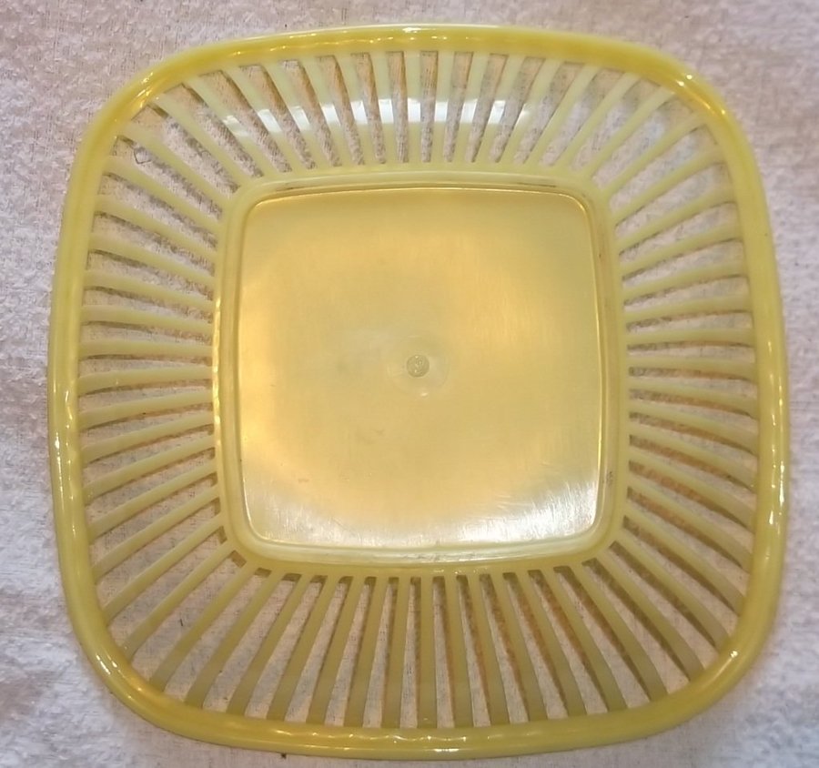 Galler-skål i gul plast Kvadratisk Skål Äldre Retro Vintage 1960-tal