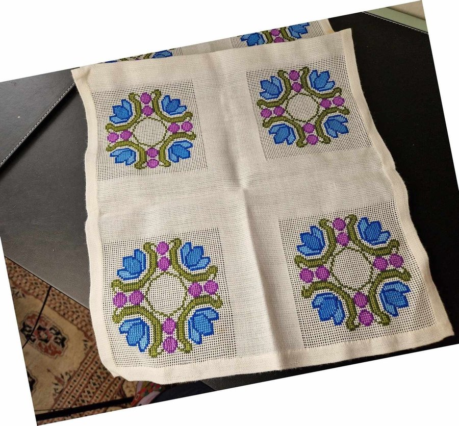 Otroligt vacker handbroderad löpare blommor hantverk RETRO VINTAGE