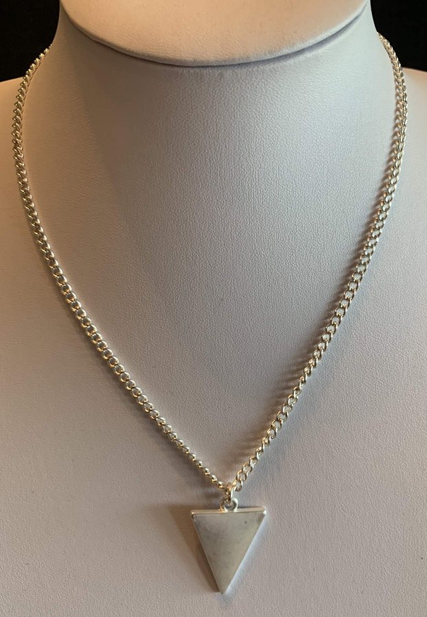 SUPERREA 70 % Lotta Design Of Sweden Halsband med Silverfärgad triangel VN395A