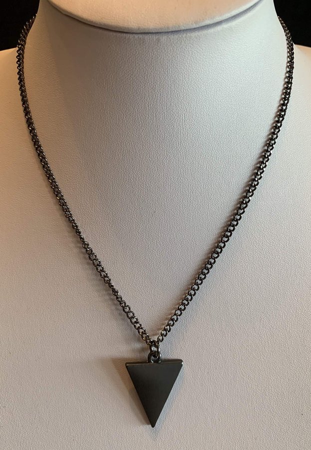 SUPERREA 70 % Lotta Design Of Sweden Halsband med svartfärgad triangel VN395c