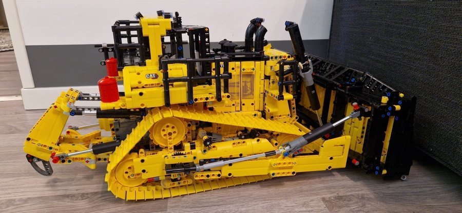 Lego technic 42131 Cat D11 Bulldozer