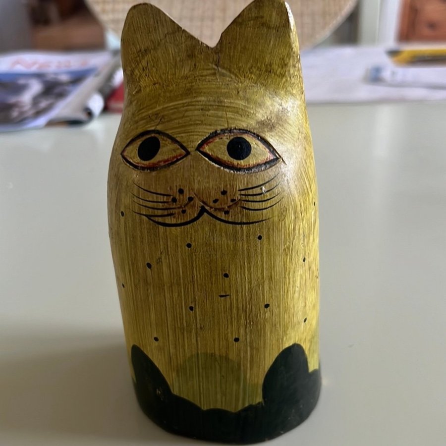 Träfigur av en katt