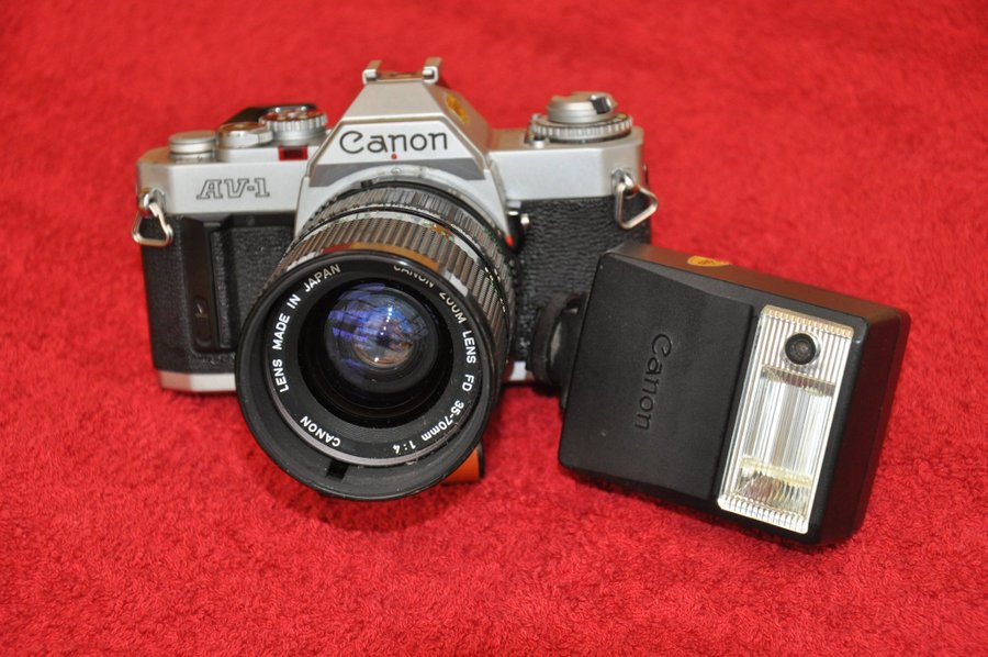 Canon AV-1 kamera med objektiv och blixt