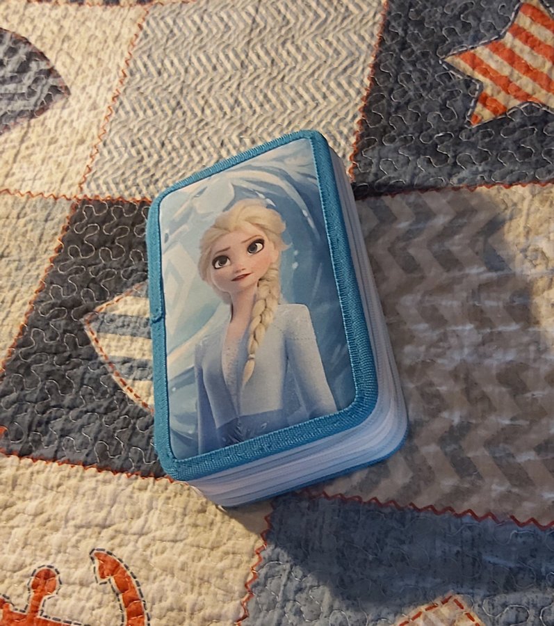 FROZEN II FROST 2 PENNFODRAL INKL TILLBEHÖR STL 125X20X6 CM MYCKET FINT SKICK!