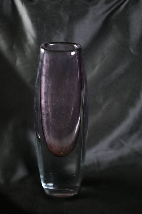 Gunnar Nylund for Strombergshyttan "Sommerso" vase in purple and clear glass