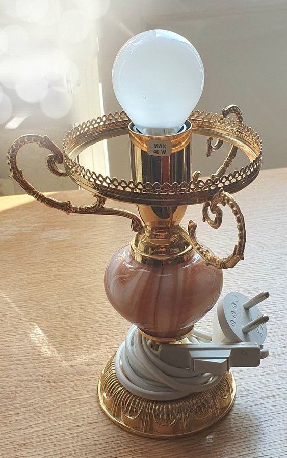 Retro / Vintage: Bordslampa i guld med marmorbas