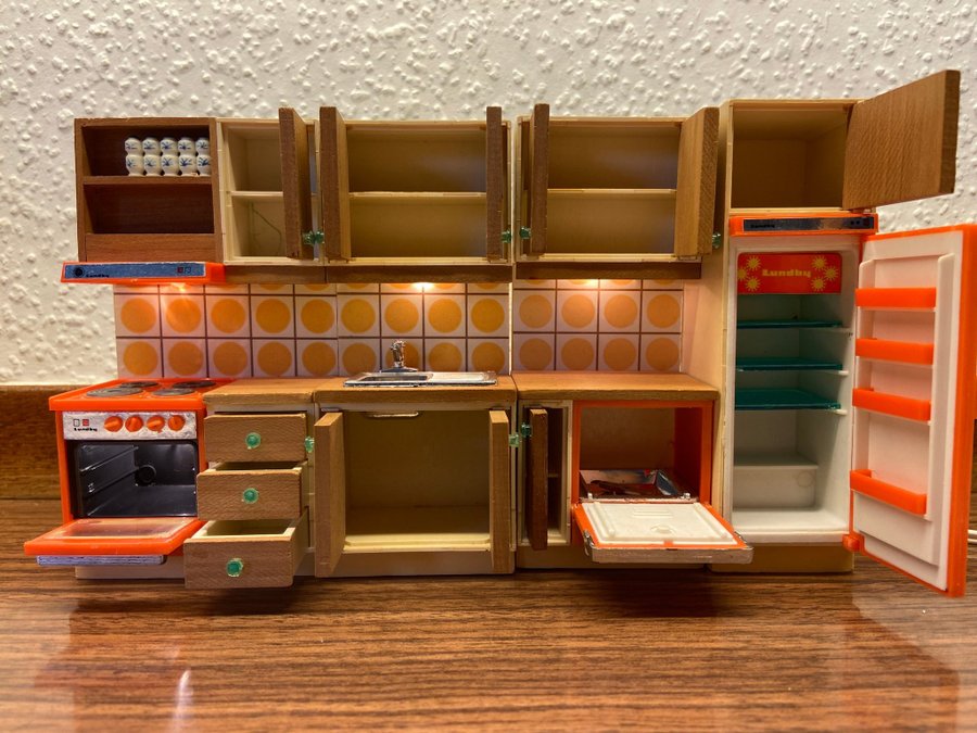 Lundby - Kök - Spis - Diskbänk - Kylskåp - Diskmaskin - Dockskåp - Retro