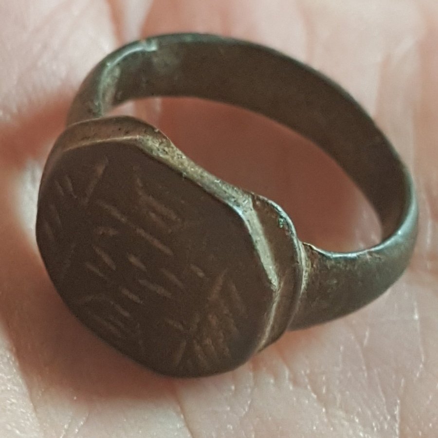 Romerskt väldigt vacker brons ring med naturlig Patina Da:19mm Vikt:822g