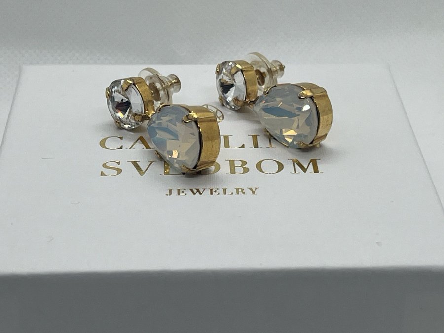 Caroline Svedbom Drop Earrings. Vit/opal kristall.