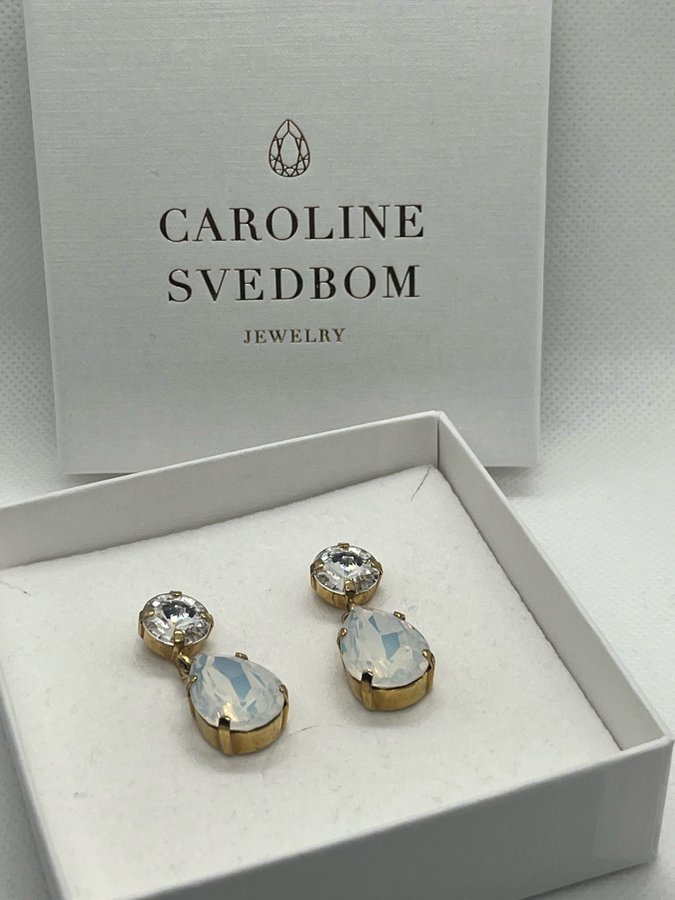 Caroline Svedbom Drop Earrings. Vit/opal kristall.