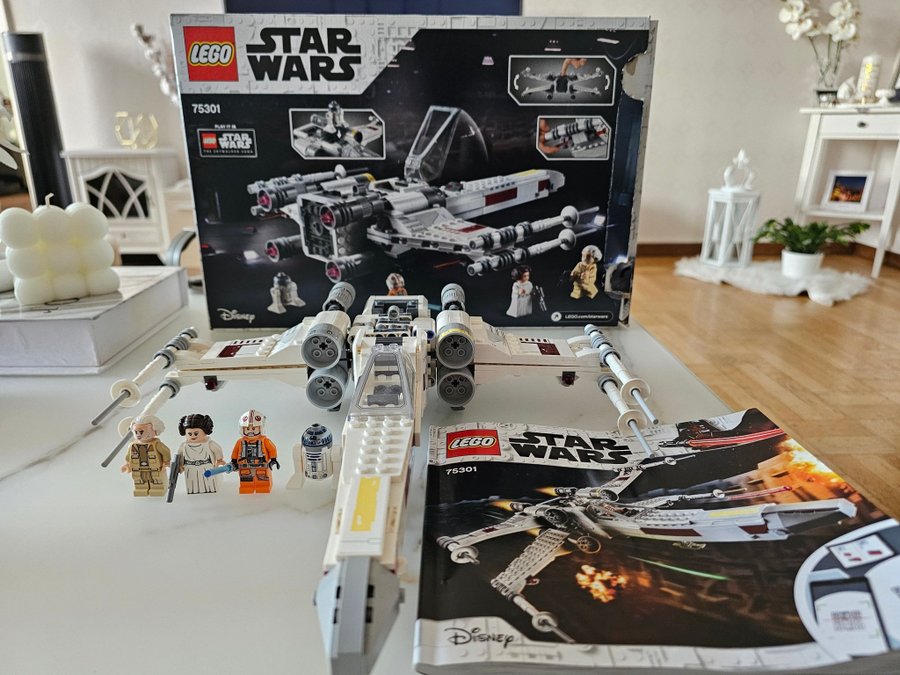 Komplett LEGO Star Wars X-Wing Fighter 75301