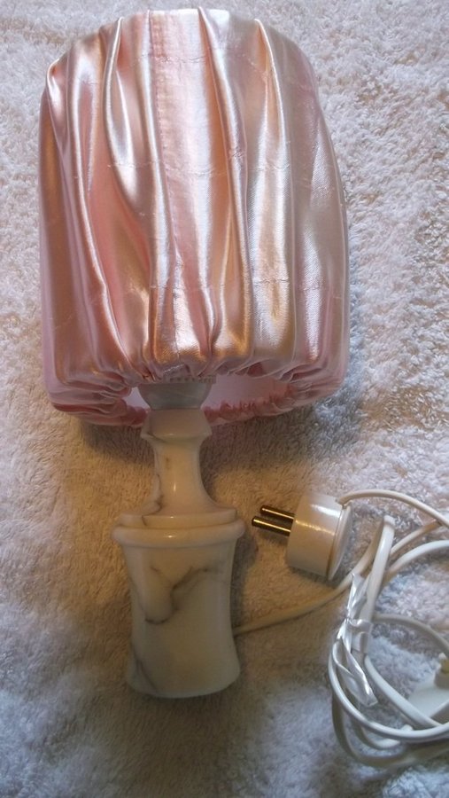 Bordslampa rosa blankt tyg fot av grå marmor Lampa Retro 1960-tal Vintage