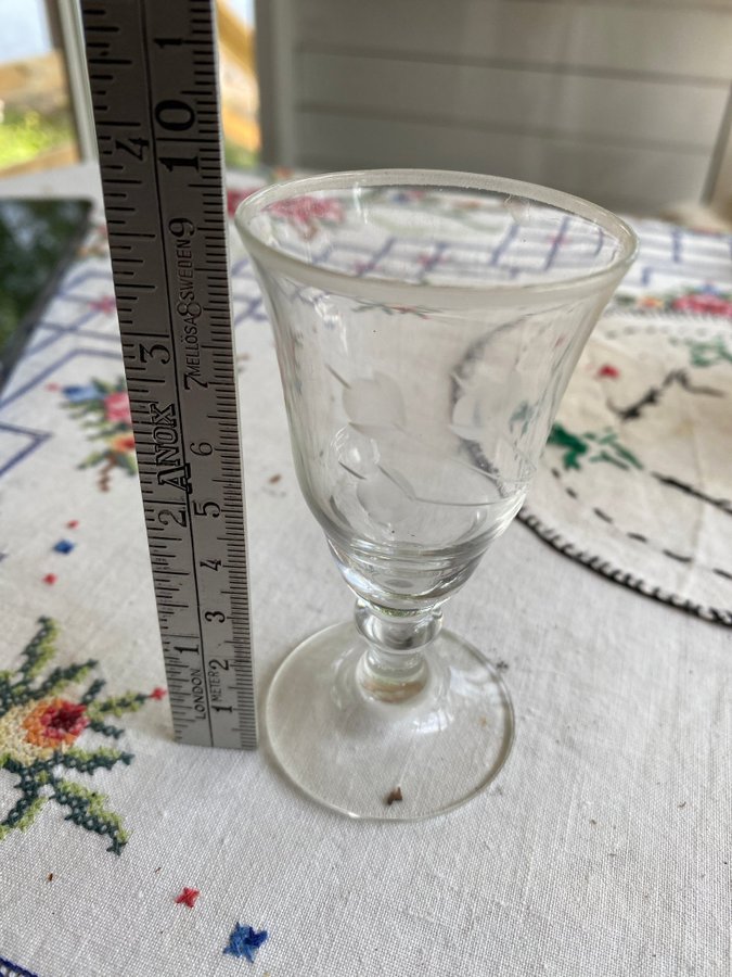 4 stycken Vackra Likörglas med slipad dekor