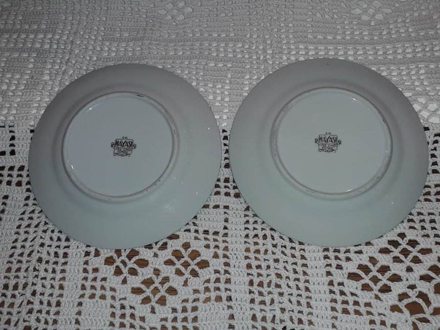 2 Assietter ca 18 cm från HAYASI FINE CHINA KUTANI