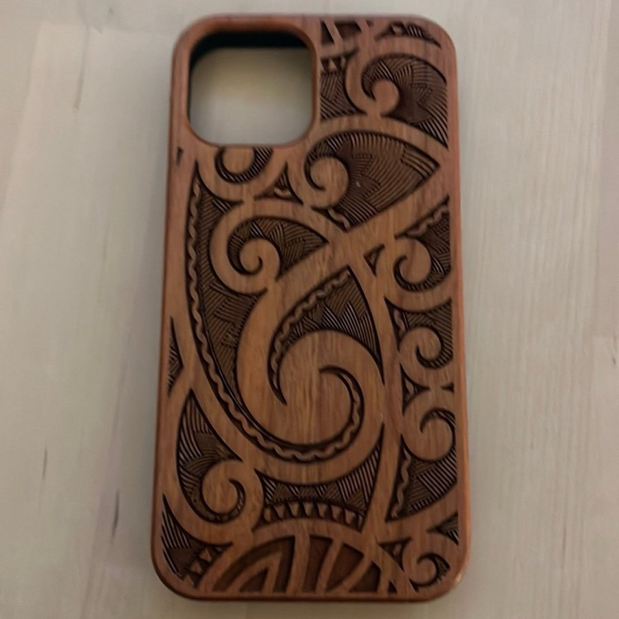 Skal "Maori" av körsbärsträ till iPhone 13  12 mini