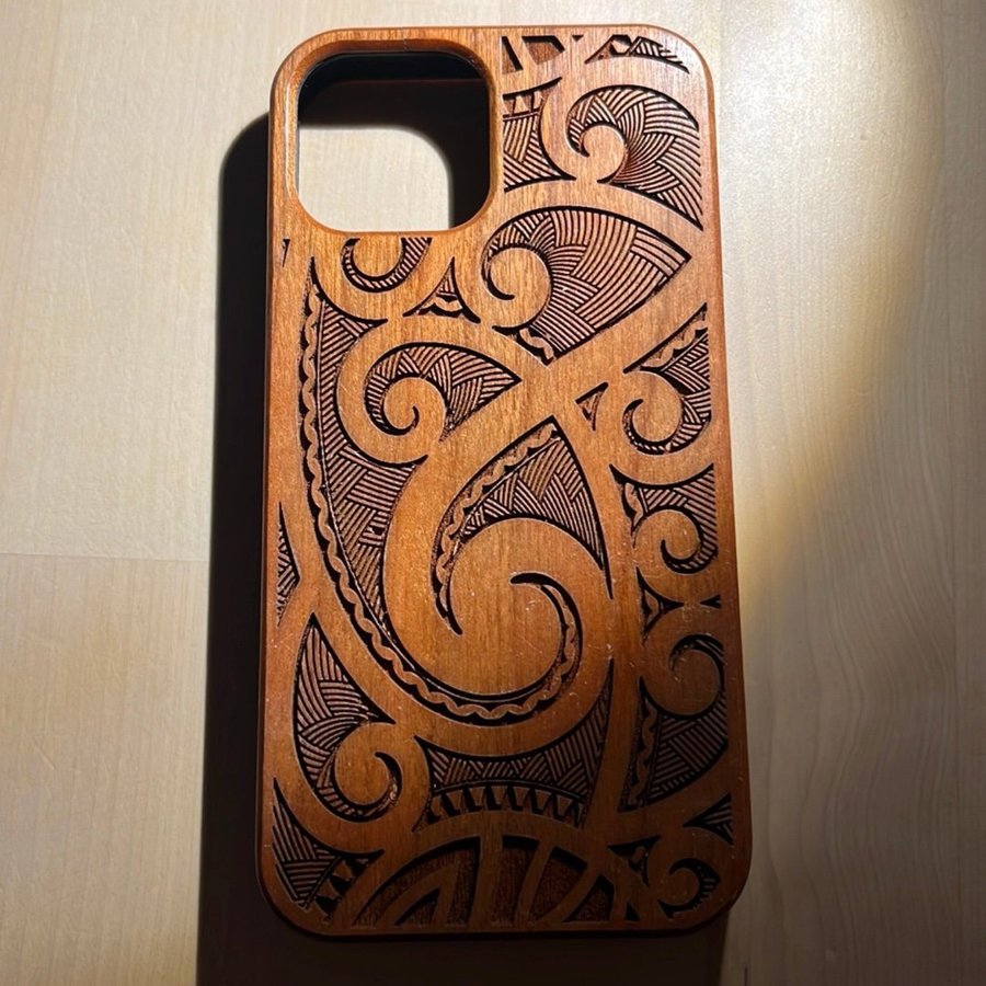 Skal "Maori" av körsbärsträ till iPhone 13  12 mini