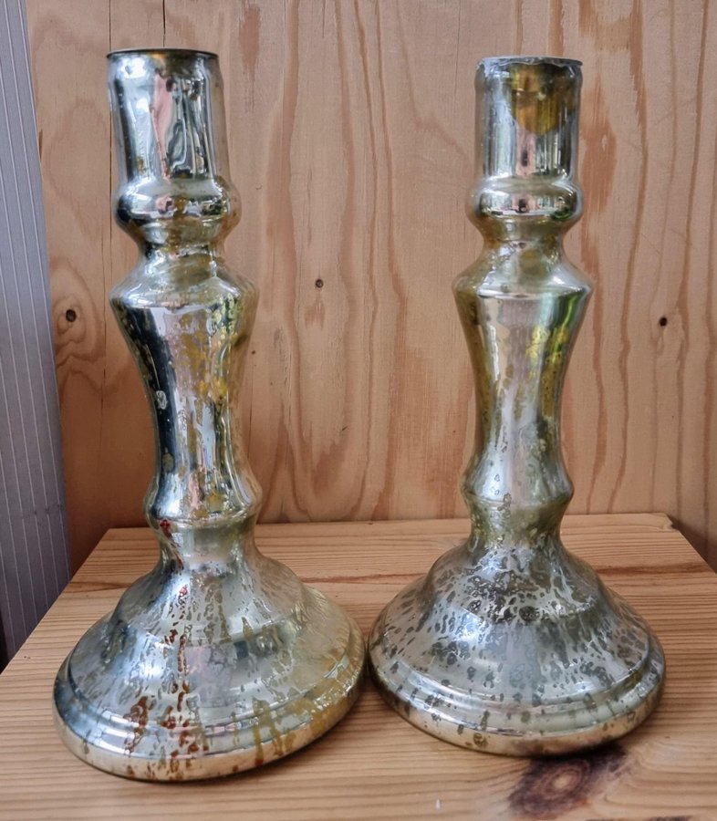 2ST LJUSSTAKAR I SILVRIGT GLAS