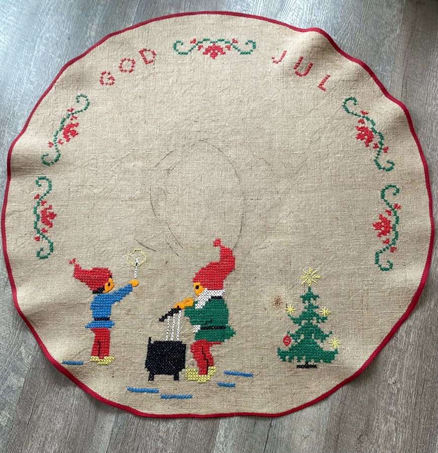 JULGRANSMATTA 90cm/diam handbroderad över hela mattan