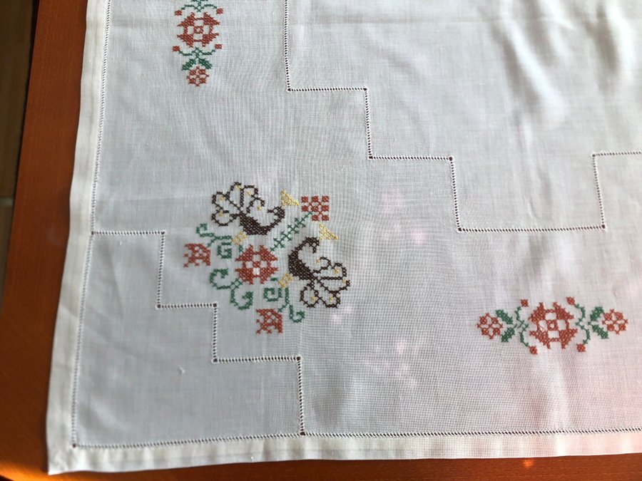 Vacker handbroderad Duk, 85 X 85 cm