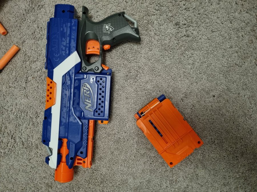 2 NERF-blasters