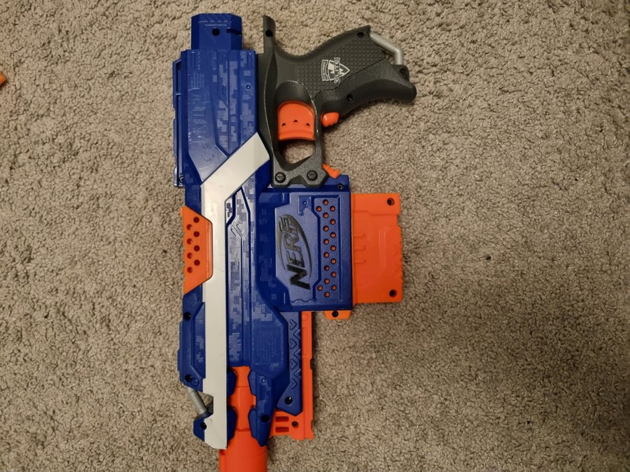 2 NERF-blasters