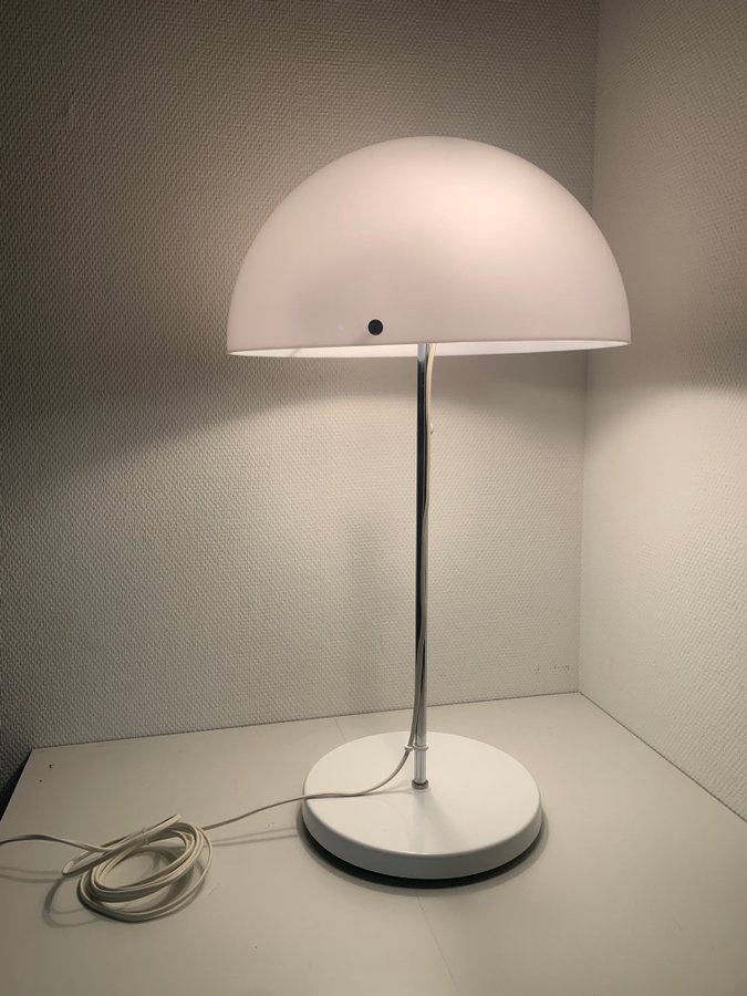 Fagerhult modell 63180 Svensktillverkad bordslampa i vitt 1970-tal